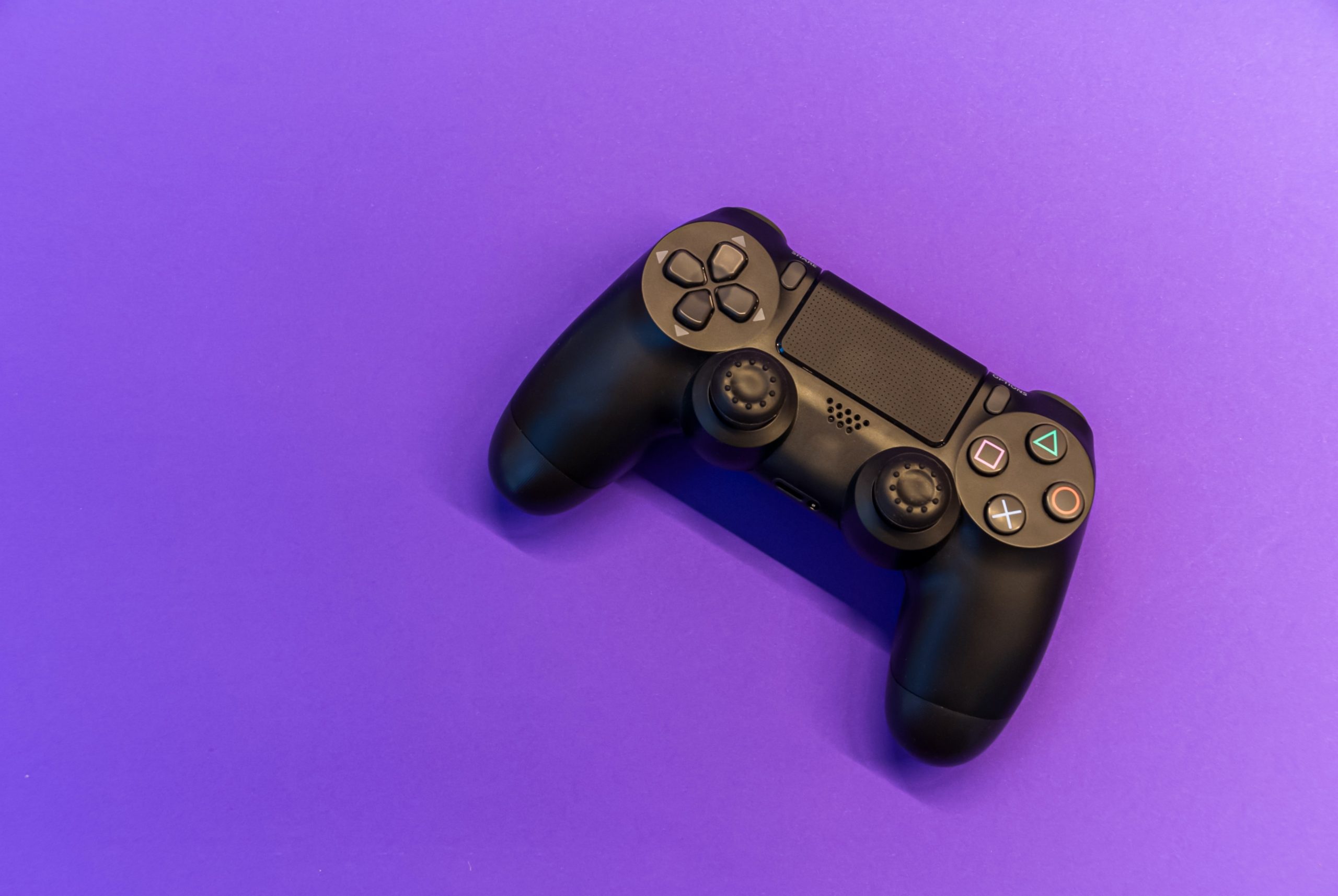 Console per videogiochi con sfondo viola in tema Narrative design