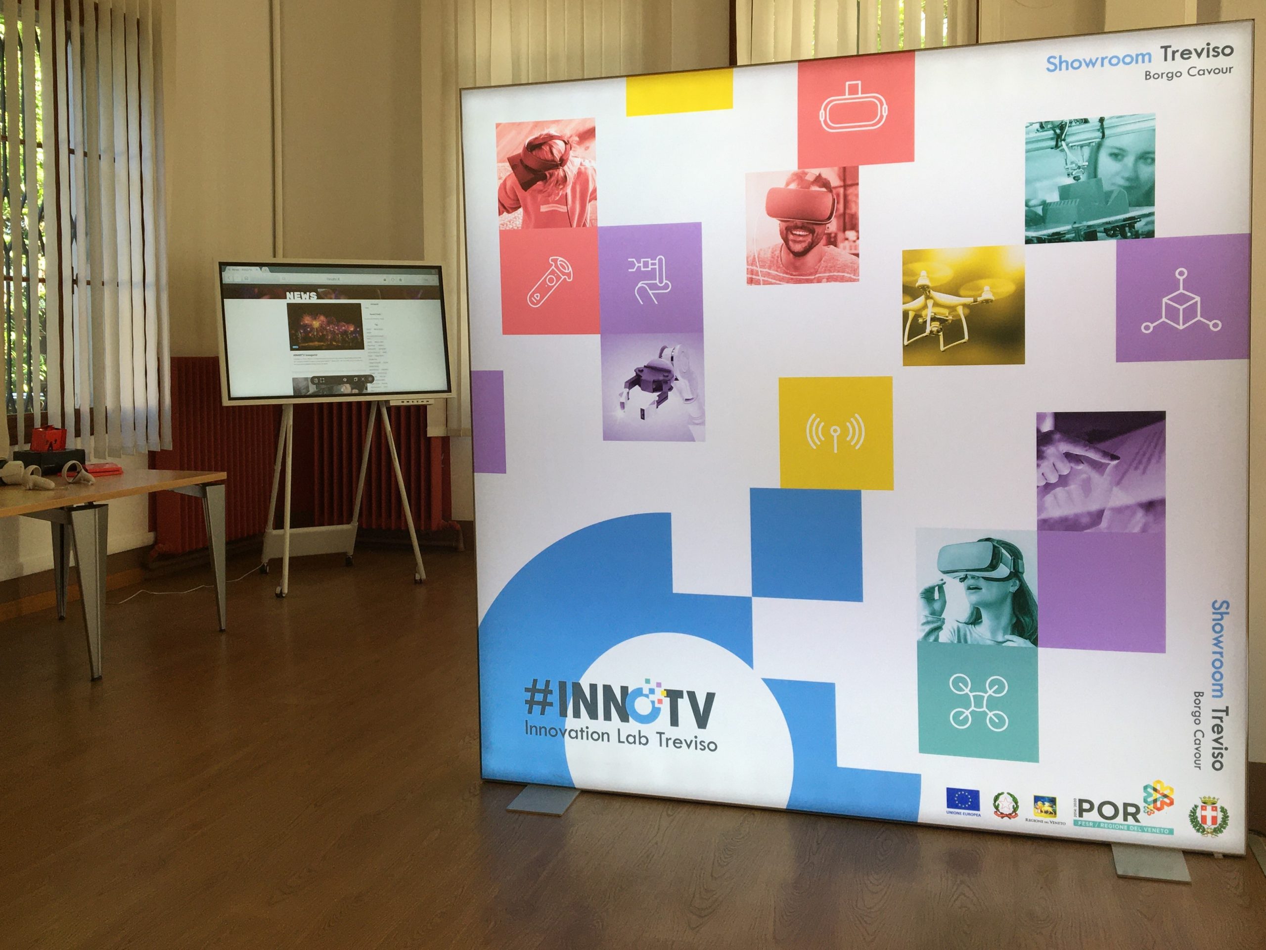 Logo e grafica di #INNOTV presso Borgo Cavour, sede dello Sportello Digital Divide