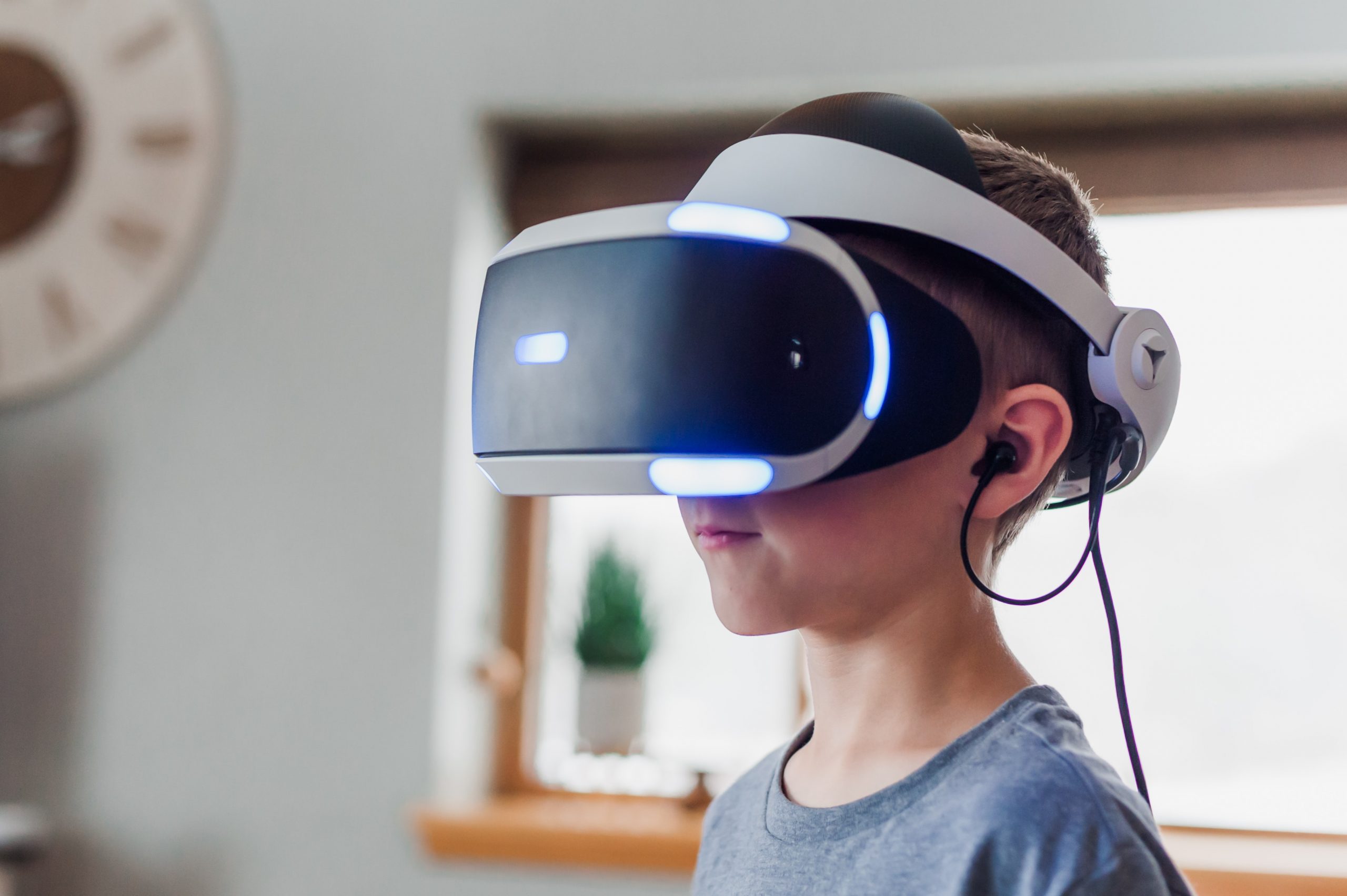 Bambino che sperimenta la realtà virtuale